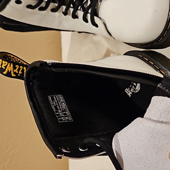 Dr Martens Airwair bouncing soles boots vegan leather - Picture 3 of 7